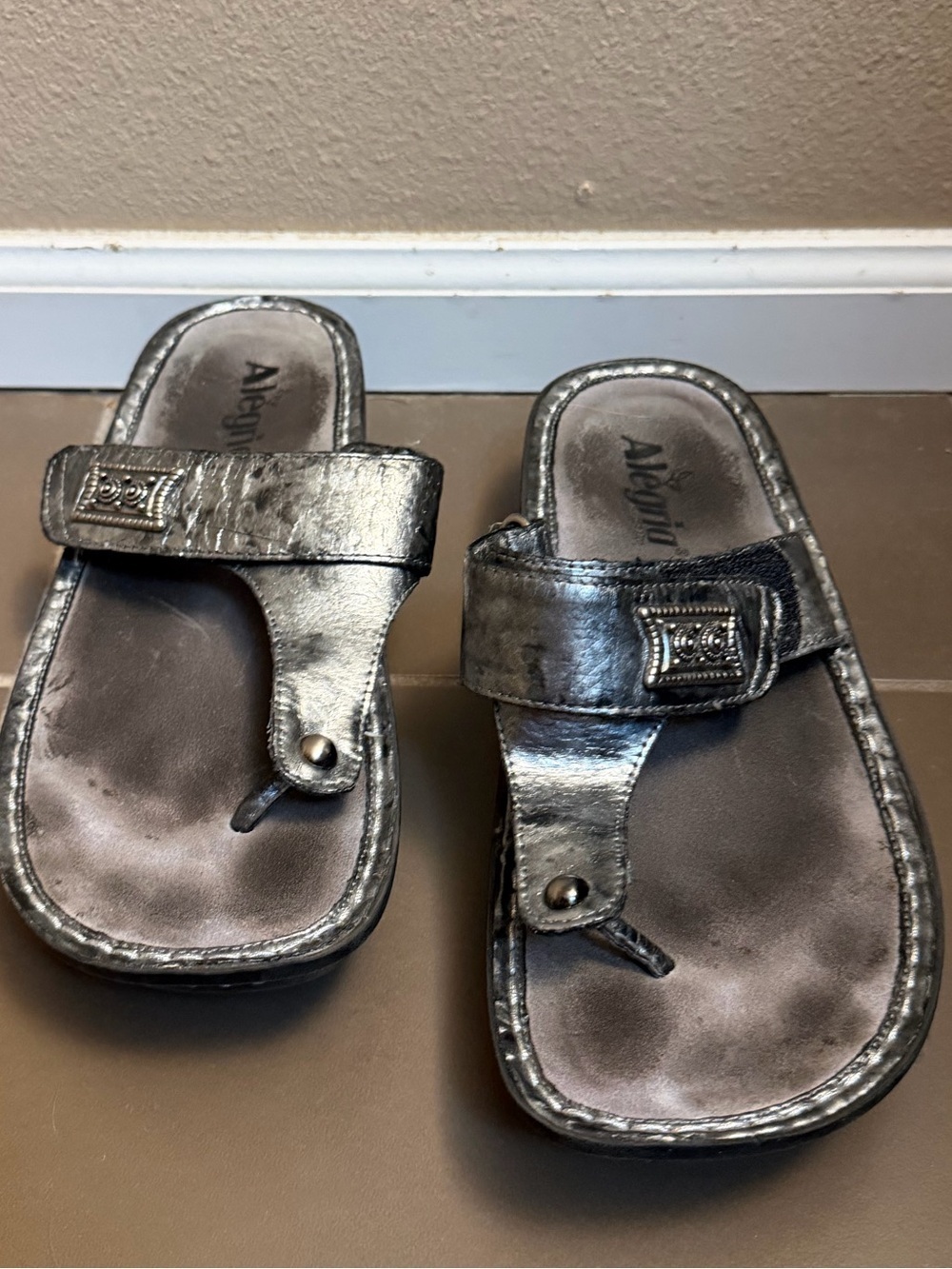 ALEGRIA Gray Carina Pewter Leather Comfort Thong Sandal Size 39 US 9 Silver - Picture 13 of 15